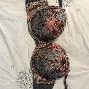 Victoria Secret size 36 D, beautiful, never worn. Pink and gray.